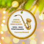 Saxofoon High School Band Custom Gold Christmas Keramisch Ornament<br><div class="desc">Deze moderne aangepaste gouden middelbare school marching band kerstversiering is voorzien van de student en de bandnaam onder de saxofoon instrument. Pas aan voor symfonische,  blaasensemble- of concertbandleden of hun regisseur voor een geweldig afstuderen-souvenir.</div>