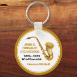 Saxofoon High School Band Gold gepersonaliseerd Sleutelhanger<br><div class="desc">Deze sleutelhanger van de high school marching band is voorzien van de naam van de student en de band onder het saxofooninstrument. Pas aan voor symfonische,  blaasensemble- of concertbandleden of hun regisseur voor een geweldig afstuderen-souvenir.</div>