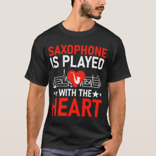 Saxofoon wordt gespeeld met het hart in saxofoon t-shirt