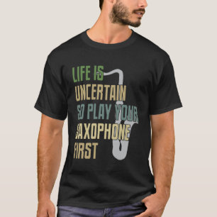 Saxofoonspeler Het leven is onzeker dus speel eers T-shirt