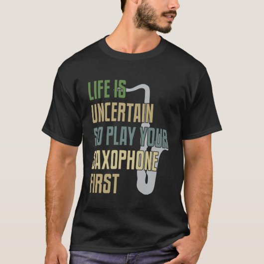 Saxofoonspeler Het leven is onzeker dus speel eers T-shirt (Voorkant)