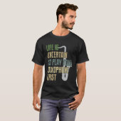 Saxofoonspeler Het leven is onzeker dus speel eers T-shirt (Voorkant volledig)