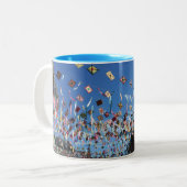 Sayulita - drukke feeststad in Mexico Two-Tone C Tweekleurige Koffiemok (Voorkant links)