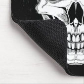 Scale draaiende schedel op achtergrond van grunge muismat (Hoek)