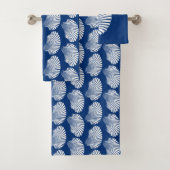Scallop Shell Block Print, Cobalt Blue en White Bad Handdoek (Insitu)