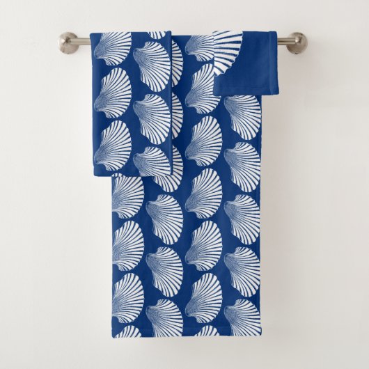 Scallop Shell Block Print, Cobalt Blue en White Bad Handdoek (Insitu)
