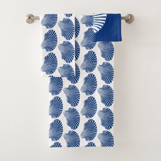 Scallop Shell Block Print, Cobalt Blue en White Bad Handdoek (Insitu)