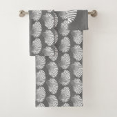 Scallop Shell Block Print, grijs / grijs en wit Bad Handdoek (Insitu)