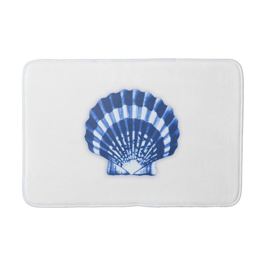 Scallop Shell - Navy Blue op een witte achtergrond Badmat (Voorkant)