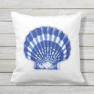 Scallop Shell - Navy Blue op een witte achtergrond Buitenkussen