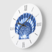 Scallop Shell - Navy Blue op een witte achtergrond Grote Klok (Hoek)
