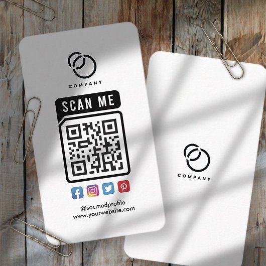 Scan me QR Code Social Media Logo Modern Simple Visitekaartje