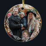 Scandinavian Folk Dala Horse Christmas Keramisch Ornament<br><div class="desc">Geïnspireerd door Zweedse volkskunstmotieven, is dit charmante keramische kerstboom ornament voorzien van een rand lijst rond uw foto aan de ene kant met twee Zweedse dala paarden en gemakkelijk gepersonaliseerde tekst aan de andere kant. Pas aan met uw familienaam, ieders individuele namen en het jaar om uw eigen aandenken te...</div>