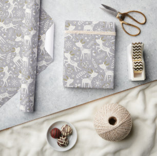 Scandinavian reindeer with flowers and snowflakes cadeaupapier