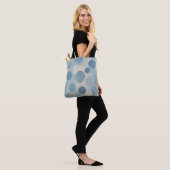Scandinavisch Blauwe Stippenpatroon Tote Bag (Op model)