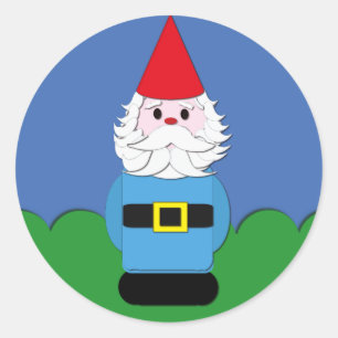 Scandinavisch kabouter in het gras ronde sticker