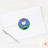 Scandinavisch kabouter in het gras ronde sticker (Envelop)