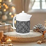 Scandinavisch Selburose-kerstpatroon Theepot<br><div class="desc">Een mooie theepot voor de winter is voorzien van een feestelijk Scandinavisch / Noors Selburose-kerstvariatievormend patroon in zwart-wit</div>