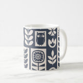 Scandinavische bloemen: wit, blauw, minimalistisch koffiemok (Voorkant rechts)