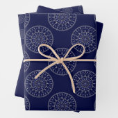 Scandinavische Ditsy Winter Navy & Gold Polka Dots Inpakpapier Vel (In situ)