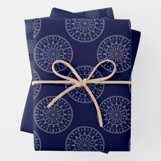 Scandinavische Ditsy Winter Navy & Gold Polka Dots Inpakpapier Vel (In situ)