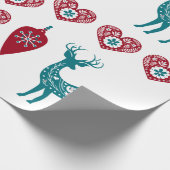 Scandinavische kerstharten Reindeer Red Baubles Cadeaupapier (Hoek)