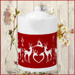 Scandinavische kerstrenners White Santa Helpers Re Theepot<br><div class="desc">De tijd van de kerstthee zal nooit meer hetzelfde zijn met deze aangepaste theepot gemaakt van helder wit porselein. Artistieke en mooie witte herders wachten op de oproep van de kerstman. De gepersonaliseerde Kerstboodschap van het Citaat met illustraties van witte Kerstrenders op een diepe rode achtergrond. Deze schattige theepot is...</div>