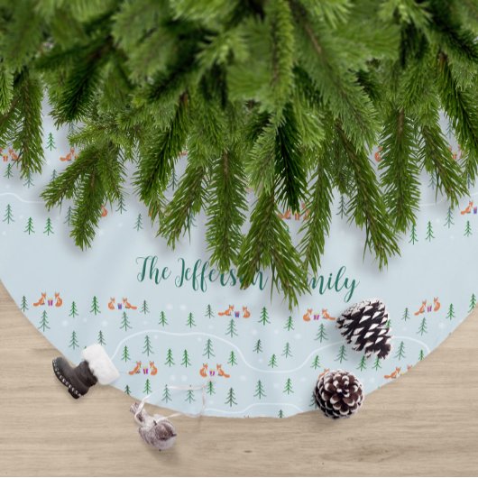 Scandinavische kerstvossen in besneeuwd bos kerstboom rok