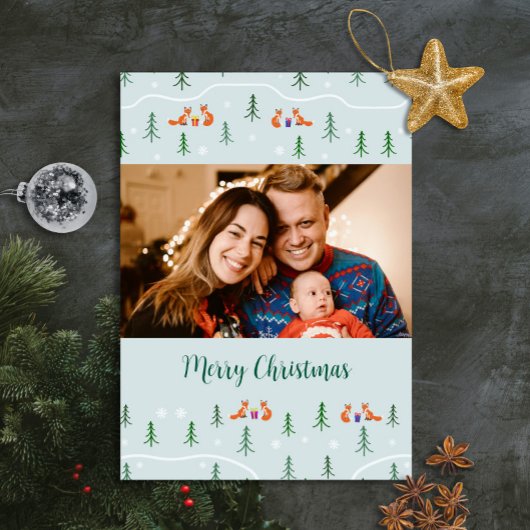 Scandinavische kerstvossen op bosfoto feestdagenkaart