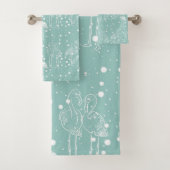 Scandinavische stijlwitte vlammen op licht Blauwgr Bad Handdoek (Insitu)