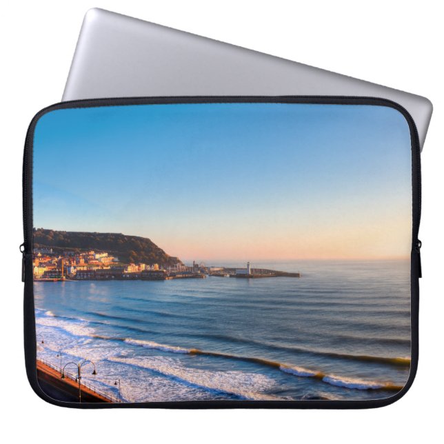 Scarborough Coastline Laptop Sleeve (Voorkant)