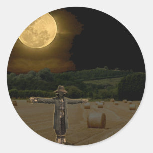 Scarecrow in het veld Hay onder de volledige maan Ronde Sticker