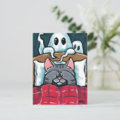 Scared of Ghosts Tabby Cat in Bed Illustration Briefkaart (Staand voorkant)