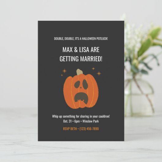 Scared pumpkin, eenvoudige zwarte halloween bruilo kaart (Staand voorkant)