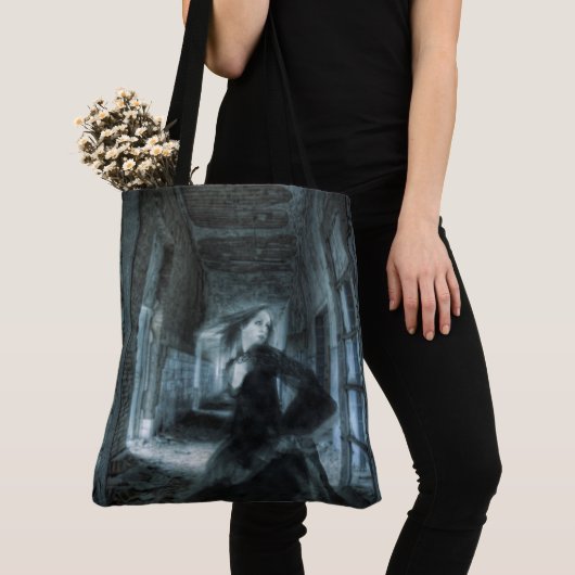 Scared Victoriaans Girl Ghost die loopt tot Tote Bag (Dichtbij)
