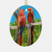 Scarlet Macaw Parrots Perching Keramisch Ornament (Rechts)