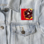 Scarlet Red Tulip Vierkante Button 5,1 Cm (In situ)