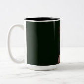 Scarlett Chevalier zit op stoel Tweekleurige Koffiemok (Links)