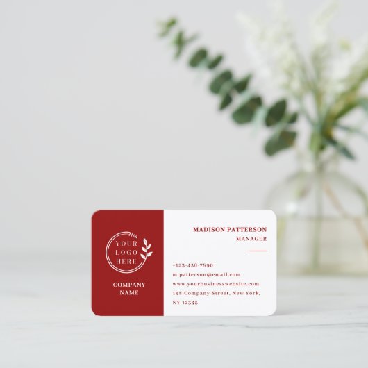 Scarlett Red White Logo QR Code Minimalistisch Mod Visitekaartje (Staand voorkant)