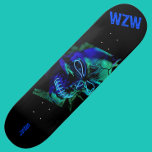 Scary Badass Neon Blue Skull Monogram Skateboard<br><div class="desc">Een gloeiende schuine schedel in neon elektrisch blauw en blauwgroen groen wordt voorgesteld gecentreerd tegen een zwarte achtergrond, verlatend ruimte aan beide uiteinden voor een naam en een monogram in een rijk blauw en een dwingende doopvont van de Erosie. Ideaal voor Halloween, día de muertos / dag van de doden...</div>