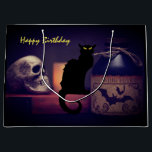 Scary Black Cat and Skull Happy Birthday Halloween Groot Cadeauzakje<br><div class="desc">Deze Happy Birthday Halloween cadeautas heeft een enge zwarte kat en een griezelige schedel met een flesje. -</div>