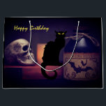 Scary Black Cat and Skull Happy Birthday Halloween Groot Cadeauzakje<br><div class="desc">Deze Happy Birthday Halloween cadeautas heeft een enge zwarte kat en een griezelige schedel met een flesje. -</div>