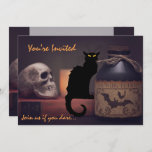 Scary Black Cat n Skull Halloween Birthday Invite Kaart<br><div class="desc">Deze uitnodiging van de Halloween Birthday Party bevat een enge zwarte kat en spookachtige schedel met een pottenfles waarin je gasten wordt uitgenodigd om je bij je aan te sluiten als ze dat durven.  Het kan worden gepersonaliseerd met al je partijgegevens.</div>