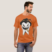 Scary Ghoulish Tooth in Witch Pet Halloween T-shirt (Voorkant volledig)