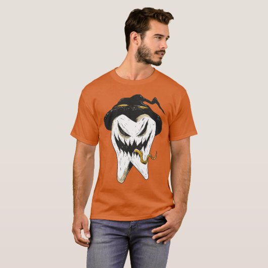 Scary Ghoulish Tooth in Witch Pet Halloween T-shirt (Voorkant volledig)