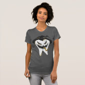 Scary Ghoulish Tooth in Witch Pet Halloween T-shirt (Voorkant volledig)