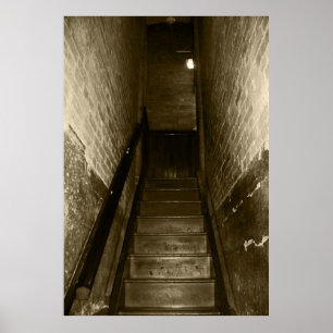 Scary Stairwell die Creepy Halloween Props gaat om Poster