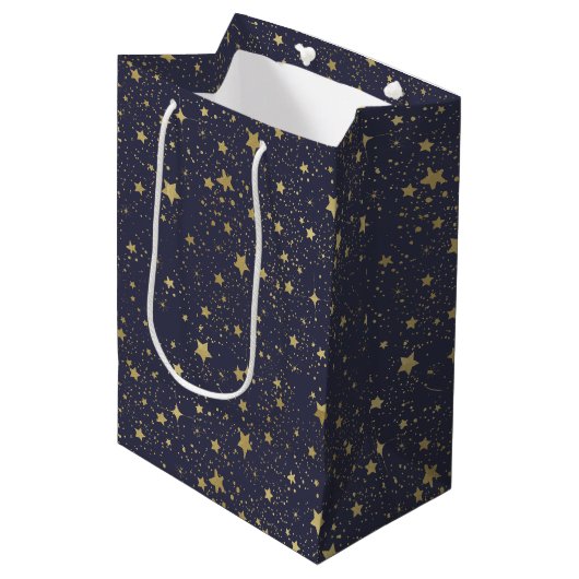 Scattered Gold Navy Blue Stars Medium Cadeauzakje (Voorkant Gekanteld)