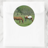 Scene voor graaspaarden ronde sticker (Tas)