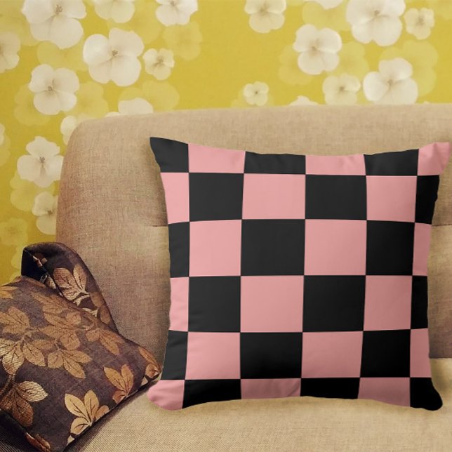 Schaakbordpatroon Retro Roze en Zwart Kussen (A pretty throw pillow with a pink and black checkerboard pattern)